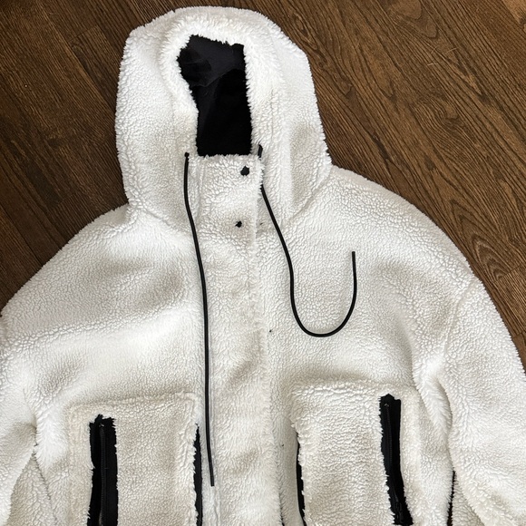 Varley Women’s White Teddy Jacket - Picture 2 of 3